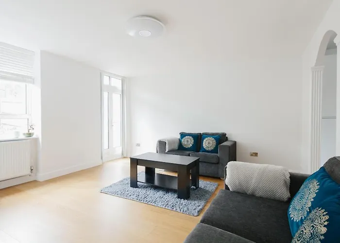 Bright & Welcoming Garden Flat Sleeps 6 In Style
